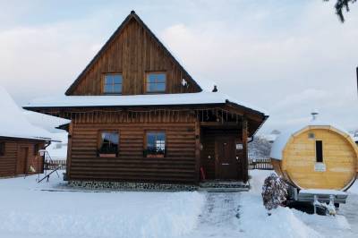 Exteriér drevenice s mobilnou saunou v zime, Chaty Liptov - Drevenice, Liptovský Trnovec