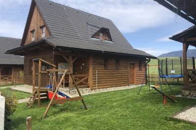 Exteriér ubytovania s detským ihriskom s hojdačkou a trampolínou, Chaty Liptov - Drevenice, Liptovský Trnovec