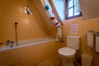 Kúpeľňa s vaňou a toaletou, Chaty Liptov - Drevenice, Liptovský Trnovec