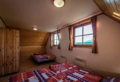 Spálňa s manželskou posteľou a samostatným lôžkom, Chaty Liptov - Drevenice, Liptovský Trnovec