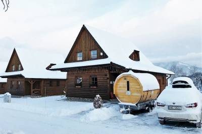 Exteriér drevenice s mobilnou saunou a parkovacím miestom, Chaty Liptov - Drevenice, Liptovský Trnovec