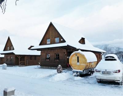 Exteriér drevenice s mobilnou saunou a parkovacím miestom, Chaty Liptov - Drevenice, Liptovský Trnovec