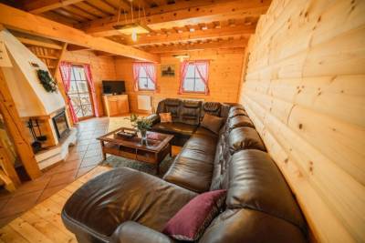 Obývacia miestnosť s koženým gaučom, Chaty Liptov - Drevenice, Liptovský Trnovec
