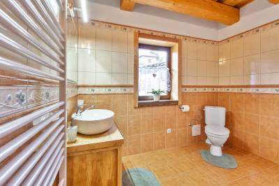 Kúpelňa s toaletou a sprchovým kútom, Drevenica Horehronka, Závadka nad Hronom