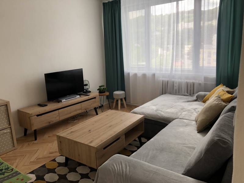 Obývačka so sedačkou a TV, Apartmán Schemnitz, Banská Štiavnica
