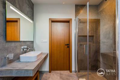 Kúpeľňa so sprchovacím kútom a toaletou, TATRA SUITES, Vila Himalaya - Senior suite 201, Vysoké Tatry