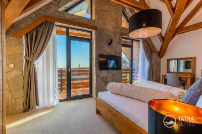 Spálňa s manželskou posteľou a TV, TATRA SUITES, Vila Himalaya - Senior suite 201, Vysoké Tatry