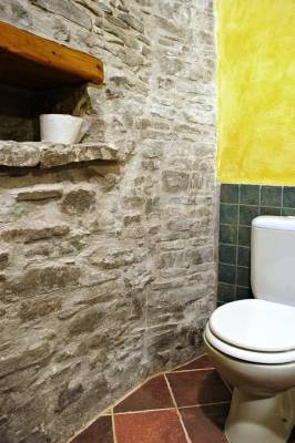 Toaleta, Kamenný dom Pikovce, Abrahámovce