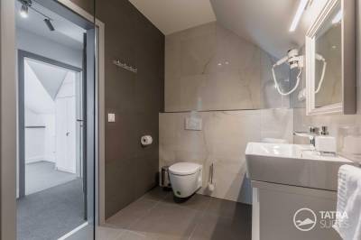 Kúpeľňa so sprchovacím kútom a toaletou, TATRA SUITES - Deforte Star View 302, Poprad