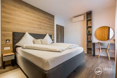 Spálňa s pohodlnou manželskou posteľou, TATRA SUITES - Cosy Apartment A26, Vysoké Tatry