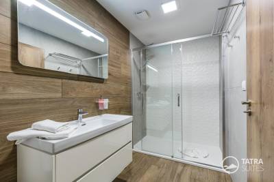 Kúpeľňa so sprchovacím kútom a toaletou, TATRA SUITES - Cosy Apartment A26, Vysoké Tatry