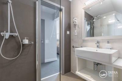 Kúpeľňa so sprchovacím kútom a toaletou, TATRA SUITES - Deforte Star View 301, Poprad