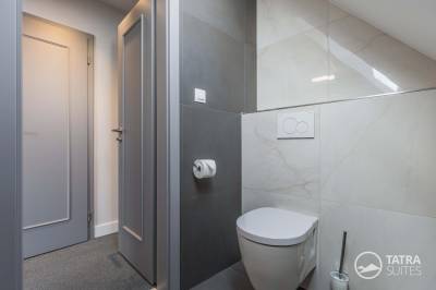 Kúpeľňa so sprchovacím kútom a toaletou, TATRA SUITES - Deforte Star View 301, Poprad