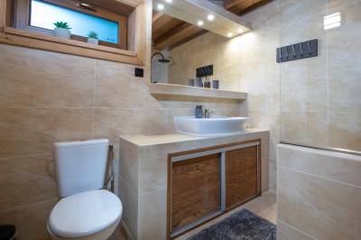 Kúpeľňa so sprchovým kútom a toaletou, AC RiverStone CHALET, Demänovská Dolina
