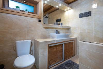 Kúpeľňa so sprchovým kútom a toaletou, AC RiverStone CHALET, Demänovská Dolina