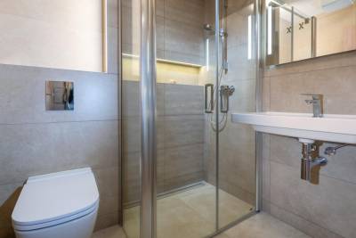Kúpeľňa so sprchovým kútom, AC Hillside Apartment X-23, Dolný Kubín