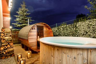 Sauna a kúpacia kaďa, AC Cactus Luxury Villa High Tatras private Wellness, Veľká Lomnica
