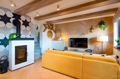 Obývačka s TV, krbom a rozkladacou pohovkou, AC Cactus Luxury Villa High Tatras private Wellness, Veľká Lomnica
