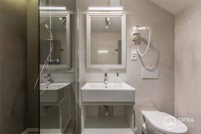 Kúpeľňa so sprchovacím kútom a toaletou, TATRA SUITES - Deforte Gallery 202, Poprad