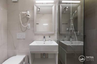 Kúpeľňa so sprchovacím kútom a toaletou, TATRA SUITES - Deforte Gallery 203, Poprad