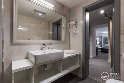 Kúpeľňa so sprchovacím kútom a toaletou, TATRA SUITES - Deforte Secret Chamber 101, Poprad