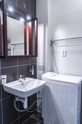 Kúpeľňa so sprchovým kútom a pračkou, AC Apartment High Tatras View - Veľká Lomnica, Veľká Lomnica