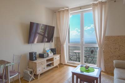 Obývačka s TV a vstupom na balkón, AC Apartmán v srdci Tatier, Vysoké Tatry