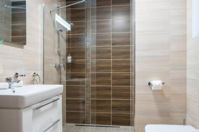 Kúpeľňa so sprchovacím kútom a toaletou, TATRA SUITES - Luxury Studio A302, Vysoké Tatry