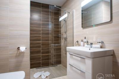 Kúpeľňa so sprchovacím kútom, TATRA SUITES - Luxury Studio A303, Vysoké Tatry