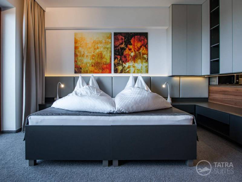 Spálňová časť s manželskou posteľou, TATRA SUITES - Luxury Studio A304, Vysoké Tatry