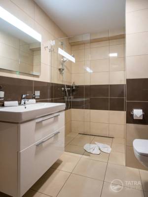 Kúpeľňa so sprchovacím kútom a toaletou, TATRA SUITES - Luxury Studio A304, Vysoké Tatry
