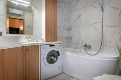 Kúpeľňa s vaňou a pračkou, AC Apartmán Hrebienok D103, Vysoké Tatry