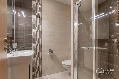Kúpeľňa so sprchovacím kútom, TATRA SUITES - Luxury Studio C410, Vysoké Tatry