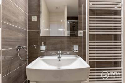 Kúpeľňa so sprchovacím kútom, TATRA SUITES - Luxury Studio C408, Vysoké Tatry