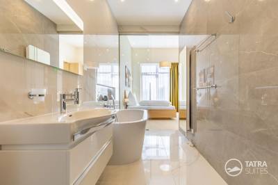 Kúpeľňa 1 s presklenou stenou a vaňou, TATRA SUITES - Senior Lux Apartment C413, Vysoké Tatry