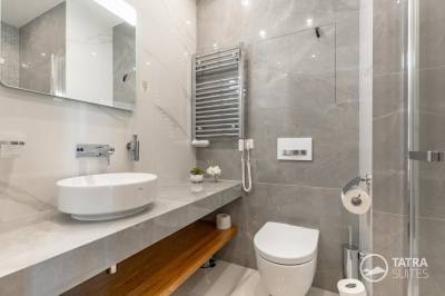 Kúpeľňa 2 s toaletou a sprchovacím kútom, TATRA SUITES - Senior Lux Apartment C413, Vysoké Tatry
