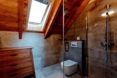 Kúpelňa so sprchovým kútom a toaletou, Chalupa u Matušáka, Oravské Veselé