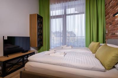 Spálňa s TV a pohodlnou luxusnou posteľou, AC Apartmán Hrebienok D408, Vysoké Tatry