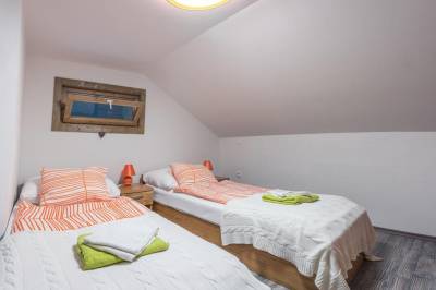 Spálňa s dvomi samostatnými lôžkami, AC Apartmán Lomnica 6 s výhľadom na hory, Vysoké Tatry