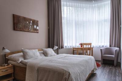 Spálňa s manželskou posteľou, AC Apartmán Lomnica 6 s výhľadom na hory, Vysoké Tatry