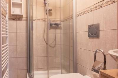 Kúpeľňa so sprchovým kútom a toaletou, AC Apartmán Tatranská Lomnica, Vysoké Tatry