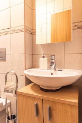 Kúpeľňa so sprchovým kútom a toaletou, AC Apartmán Tatranská Lomnica, Vysoké Tatry