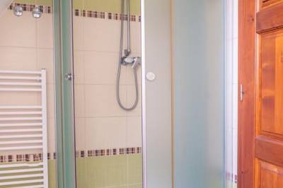 Kúpeľňa so sprchovým kútom a toaletou, AC Mezonetový apartmán 303, Vysoké Tatry