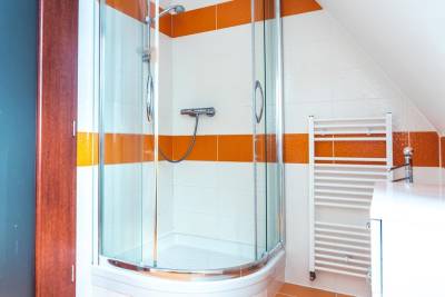 Kúpeľňa so sprchovým kútom a toaletou, AC Mezonetový apartmán Iva, Vysoké Tatry