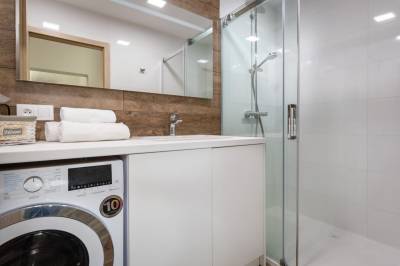Kúpeľňa so sprchovým kútom a pračkou, AC Apartmán Armeria 8.1, Vysoké Tatry