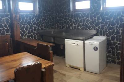 Unývačka riadu a práčka v pivničnej časti, Chata v Bobroveckej doline, Bobrovec
