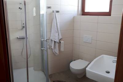 Kúpelňa so sprchovým kútom a WC, Chata v Bobroveckej doline, Bobrovec