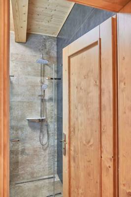 Kúpeľňa so sprchovým kútom na prízemí, Villa Asanea, Stará Lesná