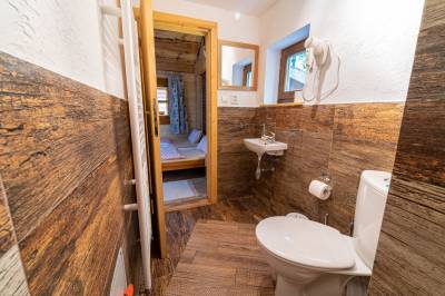 Stredný zrub Líška - kúpeľňa s toaletou, Zruby Vila Mária, Vysoké Tatry