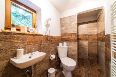Stredný zrub Líška - kúpeľňa so sprchovacím kútom a toaletou, Zruby Vila Mária, Vysoké Tatry